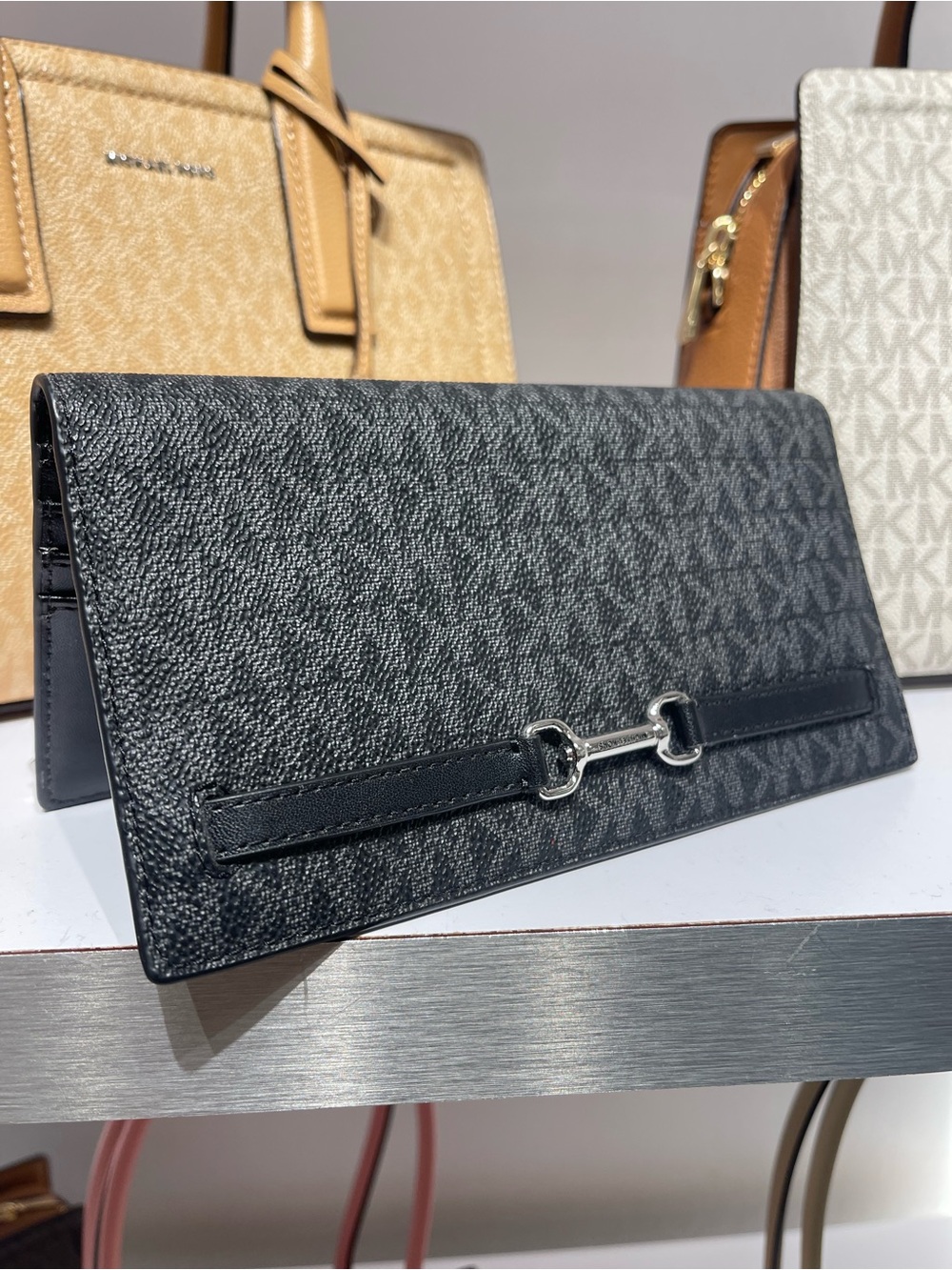 Michael Kors Carson Large Signature Logo Bifold Snap Wallet
Black
NWT - Picture 5 of 16